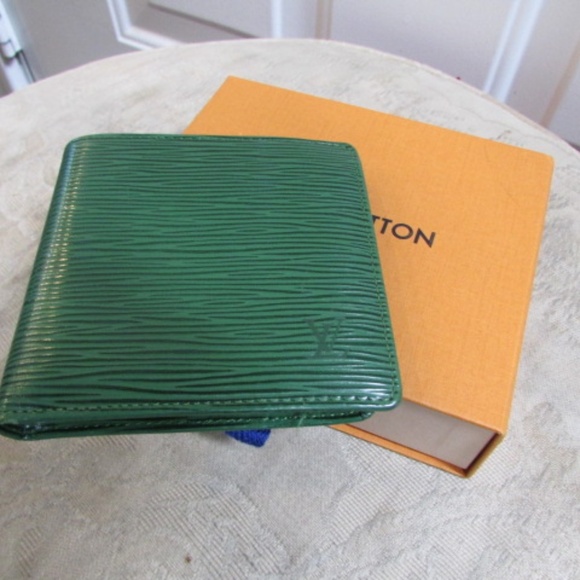 Authentic LOUIS VUITTON Green Epi Leather Multiple Bifold Wallet - Picture 1 of 16